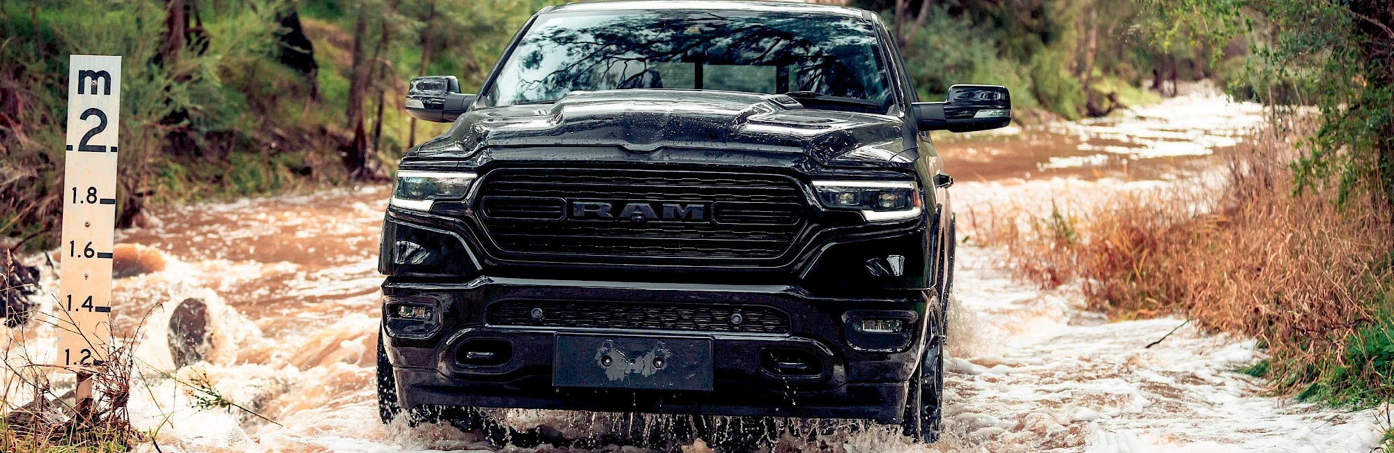 Fekete RAM 1500 Limited áthalad egy vizes árkon