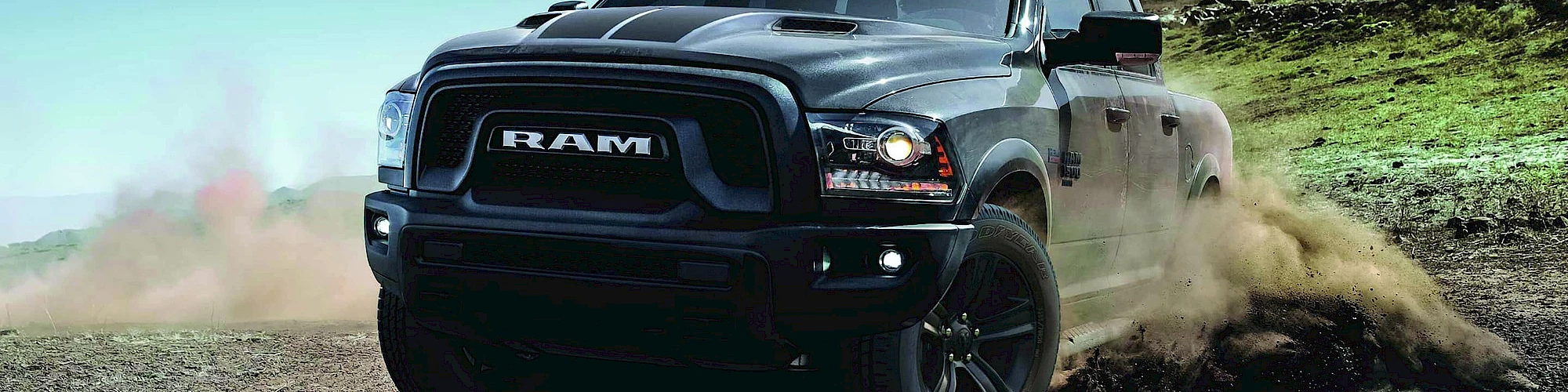 RAM 1500 halad a földes úton