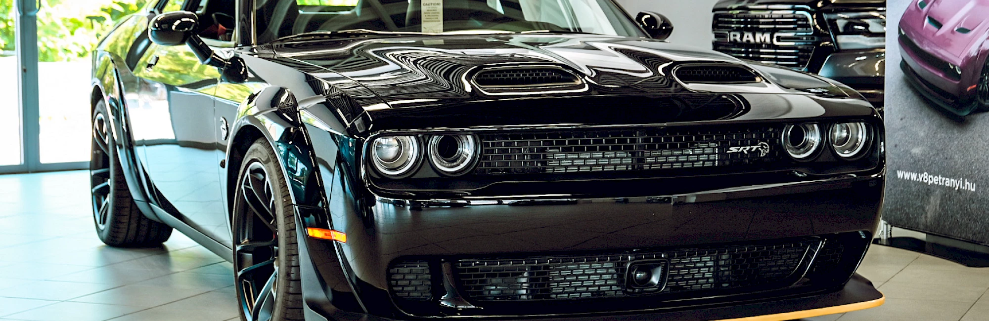 Dodge Challenger Hellcat Wide Body áll a márkakereskedésben