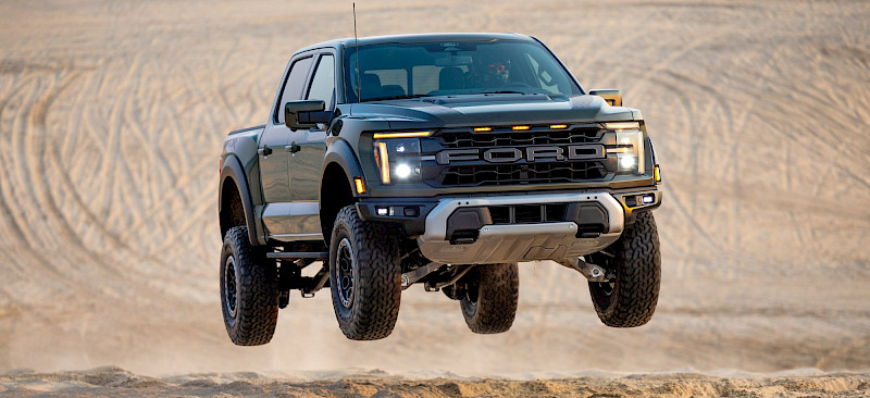 Ford F-150 Raptor ugrat a sivatagban