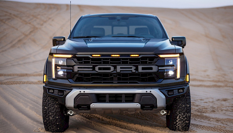 Ford F-150 Raptor szemből fotózva áll a sivatagban