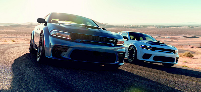 Dodge Charger duó halad az úton